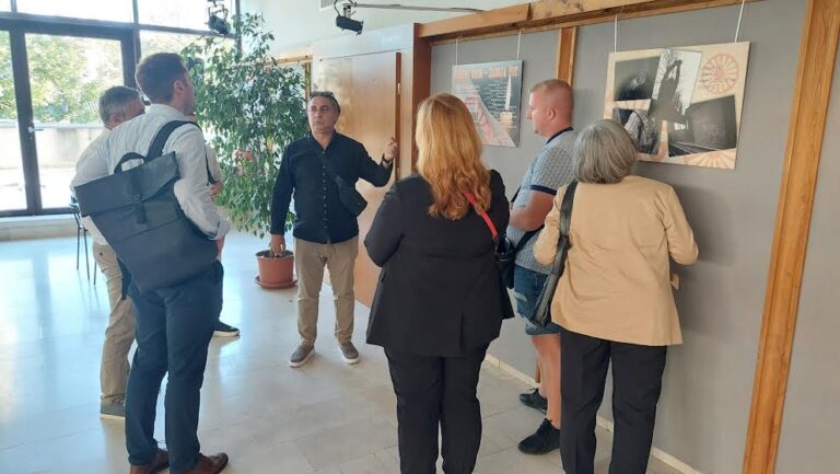 FOTOGRAFSKA RAZSTAVA “PALUNO DROM – ZADNJA POT” V SPOMIN NA HOLOKAVST